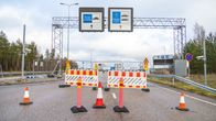 Vaalimaan raja-asemalle johtava tie on tukittu metallisin aidoin ja betoniestein.