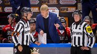 JYP-valmentaja Jukka Rautakorpi juttelee tuomareille arkistokuvassa.