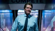 Mike Babcock kävelemässä areenan käytävillä. 