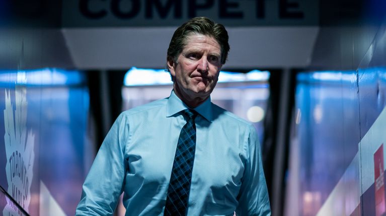 Mike Babcock kävelemässä areenan käytävillä. 