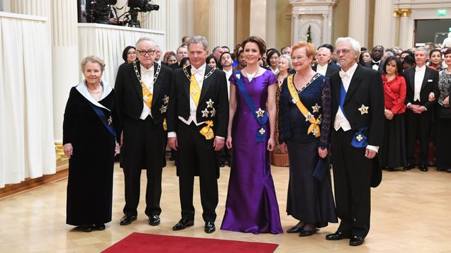 Gruppbild med Finlands presidenter Niinistö, Halonen och Ahtisaari på slottsbalen 2016.