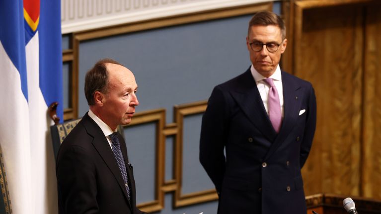 Jussi Halla-aho puhuu eduskunnassa, Alexander Stubb kuuntelee vieressä.