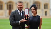 David ja Victoria Beckham, David pitää kädessään mitalia.