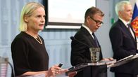 Valtiovarainministeri Riikka Purra, pääministeri Petteri Orpo ja opetusministeri Anders Adlercreutz budjettiriihen tiedotustilaisuudessa.