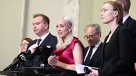 Sofia Virta puhuu opposition tiedotustilaisuudessa.