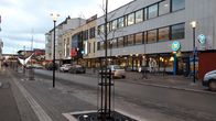 Kokkolan Rantakadun kortteli, jonka varrella autoja parkissa.