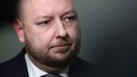 Kansanedustaja Joona Räsänen lähikuvassa.