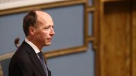 Jussi Halla-aho seisoo eduskunnassa.