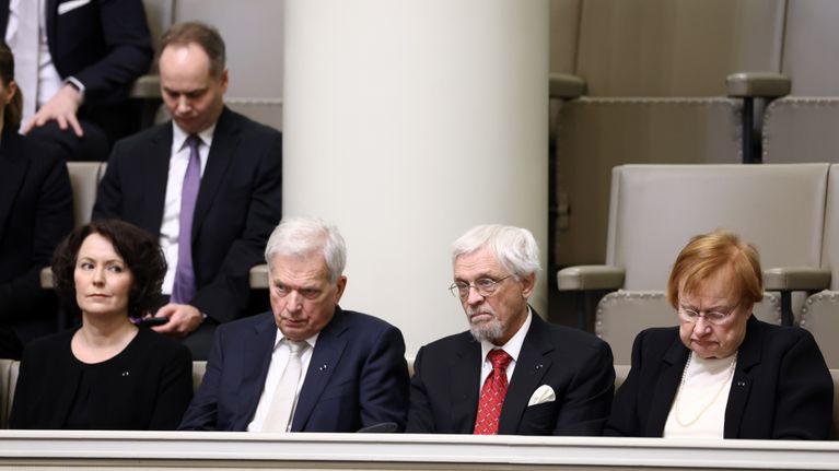 Jenni Haukio, Sauli Niinistö, Pentti Arajärvi ja Tarja Halonen istuvat eduskunnan lehterillä.
