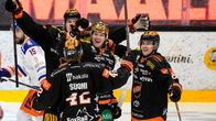 KooKoos spelare firar mål.