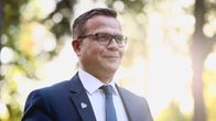 Petteri Orpo saapuu Pasilaan Ylen Studiotalolle.