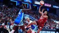 Dallas Wingsin Awak Kuier torjumassa Indiana Feverin Kelsey Mitchellin heittoa.