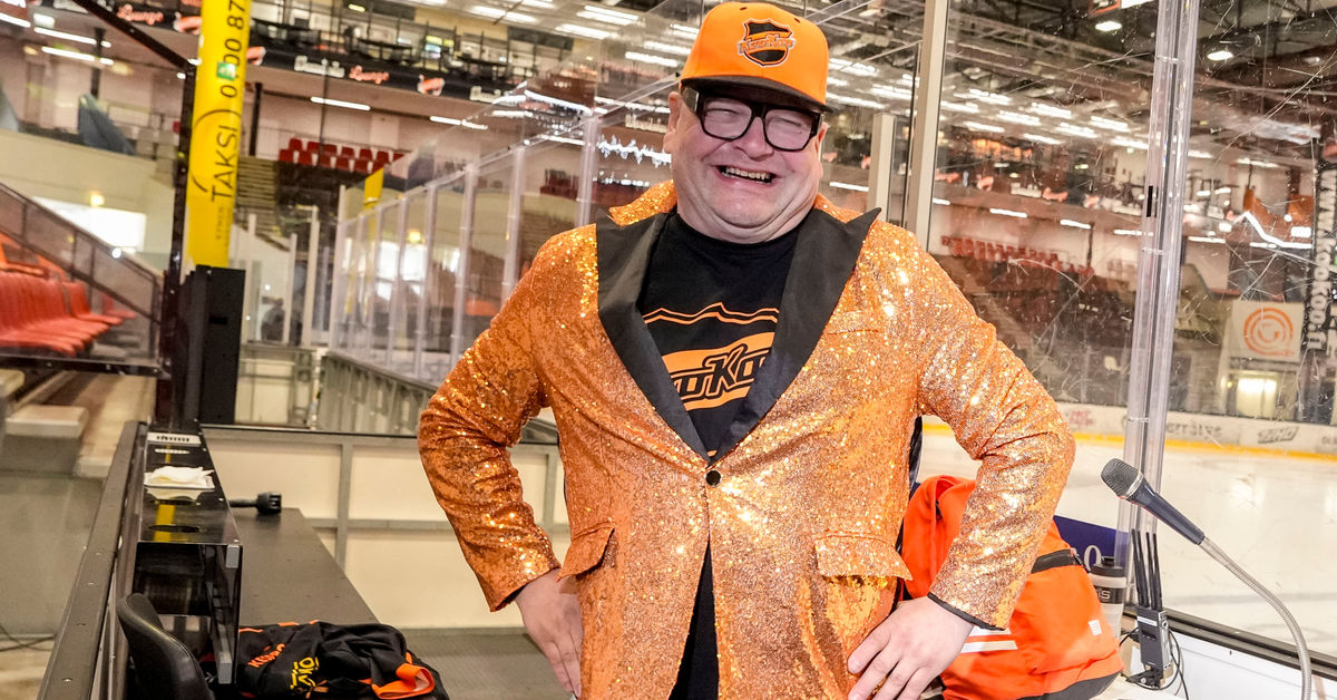 Kuuluttaja Markus Laaksonen leipoo yöllä pullat KooKoon otteluihin ja huudattaa yleisöä ikonisella tyylillään