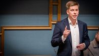 Perussuomalaisten kansanedustaja Joakim Vigelius eduskunnan istuntosalissa.