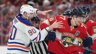 Corey Perry suuttui Niko Mikkolalle 3. finaalin lopussa.