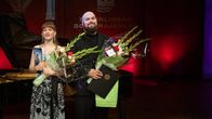 Mezzosopraano Elsa Angervo (vas.) voitti valtakunnallisen Timo Mustakallio -laulukilpailun Savonlinnassa 13. heinäkuuta 2025. 