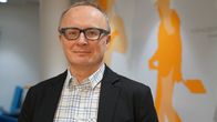 Kari Hakari osastopäällikkö seisoo neuvotteluhuoneessa STM Meritullinkatu 8 Helsinki.