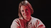 Laura Friman katsoo kameraa. 