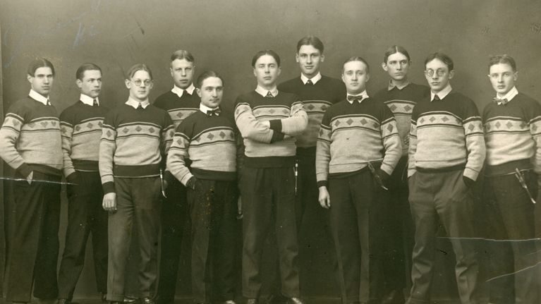 Helsingin yliopiston Etelä-Pohjalaisen Osakunnan jäseniä 1920-luvun jälkipuolella. Kuvassa vasemmalta Toivo Haaramo, Mikko Jaskari, Osku Kivekäs, Armas Saari, Eino Hukkala, Reino Ala-Kulju, Lauri Fröjdman (Orismäki), Väinö Koivusalo, Hannes Teppo, Ilmari Turja ja Toivo Östman (Öysti). Kuva: Seinäjoen museoiden kuva-arkisto.