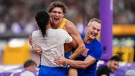 Emmanouil Karalis ja Sam Kendrics ryntäävät onnittelemaan Armand Duplantisia ME:stä Tokion finaalin jälkeen.