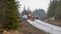 Liikenneonnettomuuspaikalla hälytysajoneuvoja.