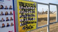 Vaalijulistetelineessä perussuomalaisten juliste on töhritty mustalla tekstillä, jossa lukee "Valkoisten miesten ylivalta ei ole demokratiaa" .