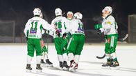 Veiteräs spelare firar ett mål.