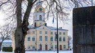 Haminan raatihuone talvella.