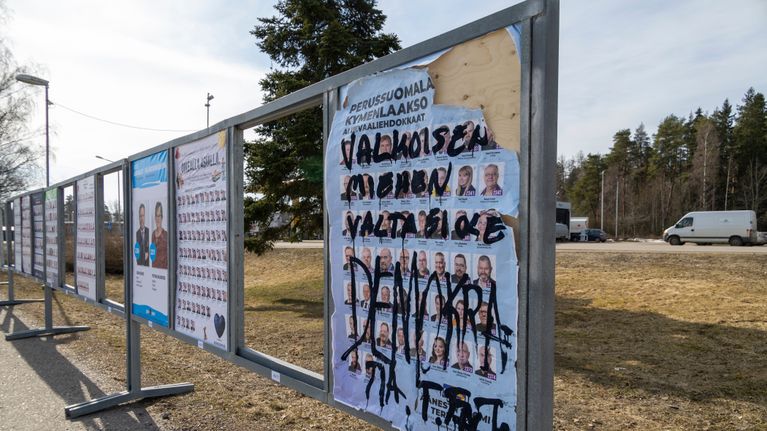 Vaalijulistetelineessä perussuomalaisten juliste on töhritty mustalla tekstillä, jossa lukee "Valkoisten miesten ylivalta ei ole demokratiaa" .