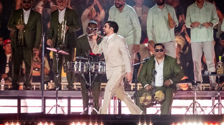 Latinoräppäri Bad Bunny esiintyy Puerto Ricossa lavalla orkesterin edessä.