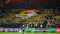 KuPS-kannattajat levittivät seuran logoa kuvaavan tifon Selhurst Parkilla ennen ottelua Crystal Palacea vastaan joulukuussa 2025.