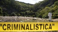 En arkivbild på avspärrningar runt en massgrav i Cocula, Guerrero i oktober 2014.