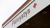 Ratamokeskuksen päivystyksen kyltti sisäänkäynnillä ulkona.