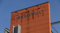 Oikeustalo-kyltti oikeustalon pylväässä