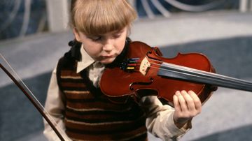 Elina Jalas soittaa viulua Viuluviikarit musiikkimaassa -ohjelmassa (1979).