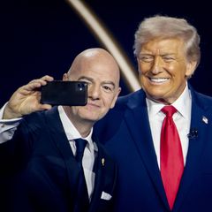 Donald Trump och Gianni Infantino tar en selfie.