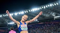 Ilona Mononen tuulettaa hymyillen EM-kisoissa.