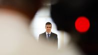 Pedro Sanchez seisoo tiedotustilaisuudessa.
