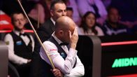 Barry Hawkins peitti kasvonsa kädellään, kun hän oli epäonnistunut raskaasti yrityksessään tehdä snooker.