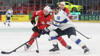 Aleksander Barkov och Nico Hischier i en närkamp om pucken.