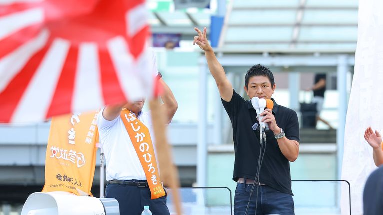 Kansallismielinen oikeistopopulisti Sohei Kamiya puhui kampanjatilaisuudessa käsi pystyssä heinäkuussa Yokohamassa.