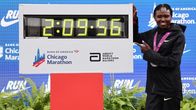 Ruth Chepngetich poseeraa maratonin ME-ajan kanssa.