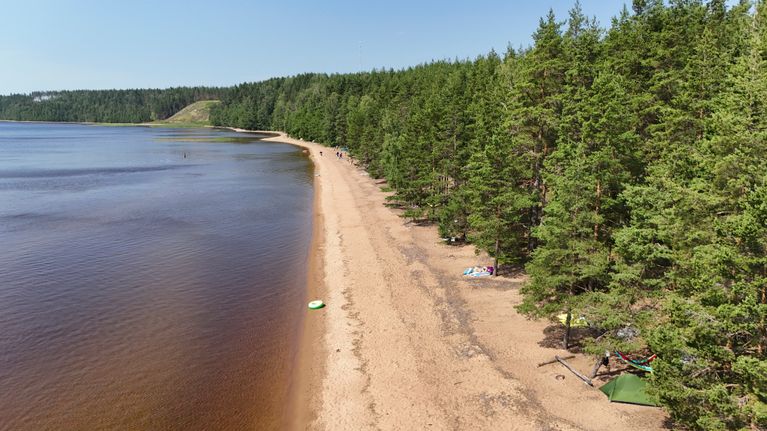 Pitkä hiekkaranta levittäytyy Saimaan rannalle.