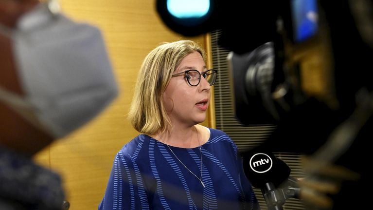 Valtiontalouden tarkastusviraston VTV:n pääjohtaja Tytti Yli-Viikari puhuu medialle oltuaan eduskunnan kansliatoimikunnan kuultavana