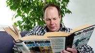 Toimittaja Jukka Kuosmanen lukee kahta Kalle Päätalon kirjaa
