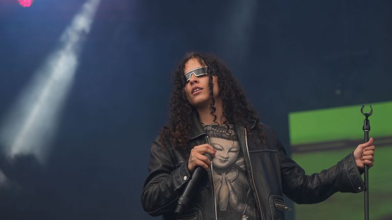 070 Shake esiintymässä New Yorkin Governors Ball -festivaaleilla kesäkuussa 2023.