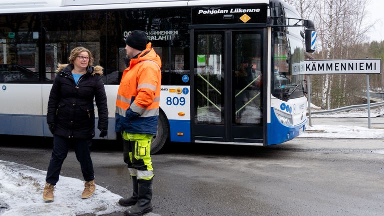Busseja suistuu ojaan ja kuljettajat eksyvät reitiltä – matkustajilta ...