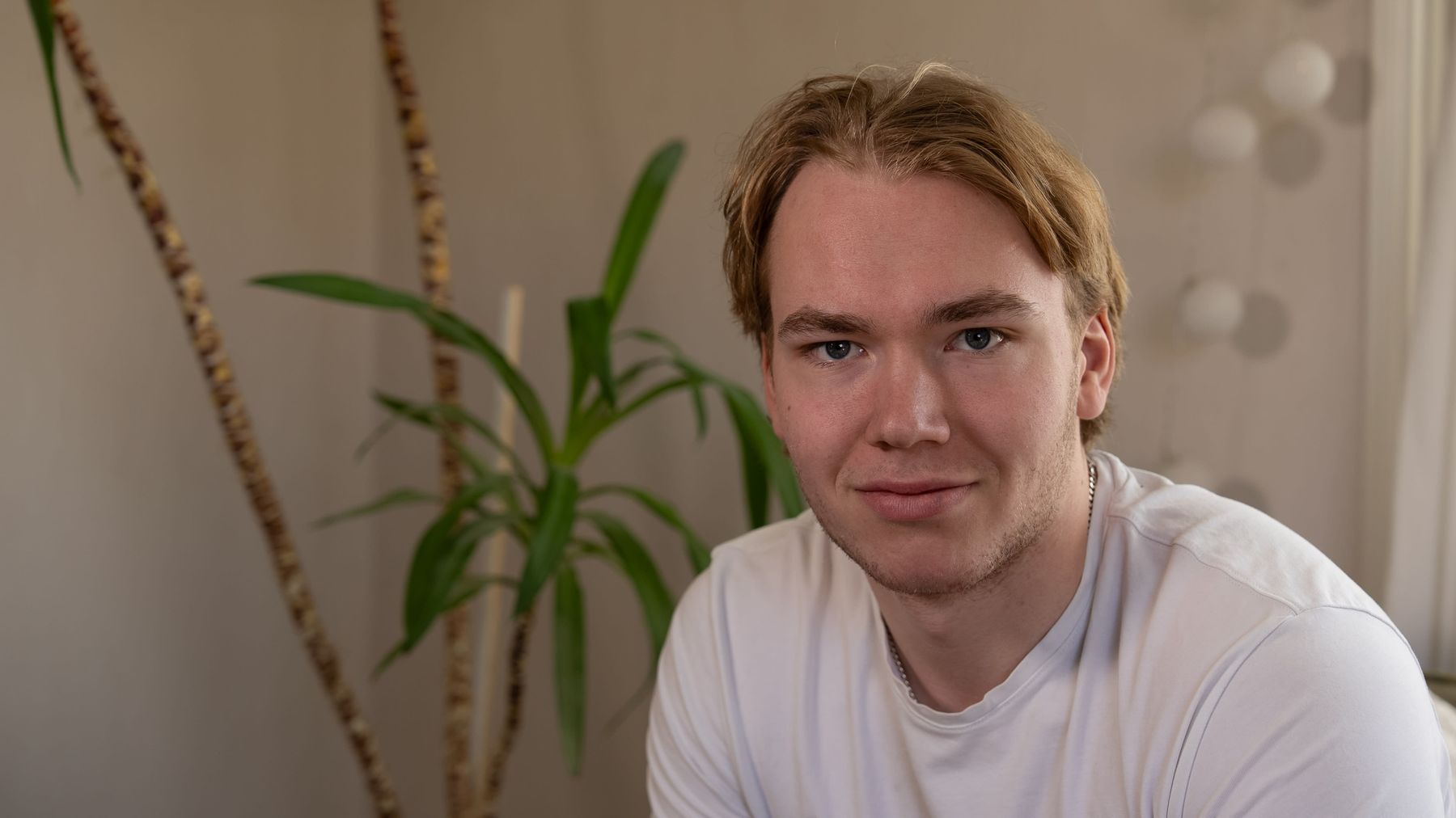 Severi Väre katsoo kameraan.