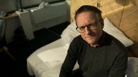 Brittiläinen tiedetoimittaja Michael Mosley selvittää, miten uni ja unenpuute vaikuttavat terveyteemme.