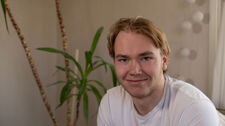 Severi Väre katsoo kameraan.